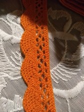 Sieben Meter alte Klöppelborte mit geschwungenem Rand, Orange, 2cm breit