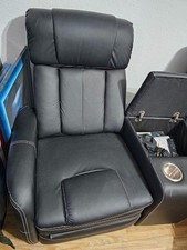 Kino-Sessel Schwarz in Top Zustand mit mittel Konsole um Zeugs zu verstauen. 
