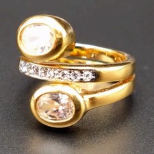 Moderner goldfarbener Ring mit klaren Steinen - Doppelfassung, elegant