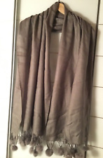 Gewebter feiner dünner Schal Stola Tuch Überwurf mit Pelz Fellbommel Grau 71x200