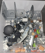 Karton mit IKEA Kleinteilen für Schränke, Schrauben, Beschläge, Verbinder