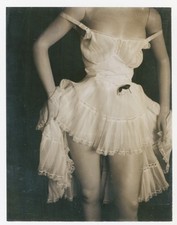 Junge hübsche Frau erotisch hebt Kleid verführerisch an Polaroid Busen Vintage
