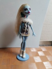 Monster High Puppe: Abbey Bominable Basic - G1 - mit Puppenständer