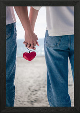 Paar hält Hände mit Herz p