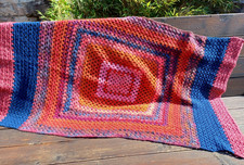 Häkeldecke Granny Square Handarbeit Unikat rot-blau