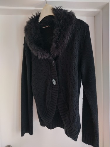 Schwarze strickjacke mit - schwarze,