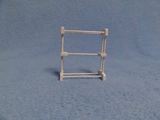 Ein Regal für die Puppenstube Puppenhaus in weiß