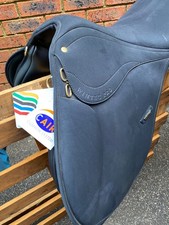 18" früher Wintec Pro Ausdauer Sattel mit Military Style Panel und Cair System.