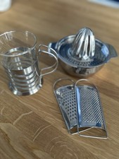 Küchenutensilien Zitruspresse Edelstahl, Teeglas und 2 kleine Reiben