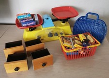Kaufladen Zubehör 4 Schubladen Vorrat Schachteln Waage Korb Tasche Spielzeug