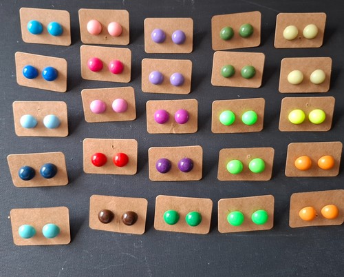 Paar bunte ohrstecker aus - ohrstecker,