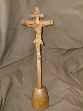 Kreuz Kurzifix auf Sockel Holz