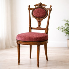 Antiker Stuhl geschnitzter