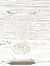 Schöner alter Glasmeßbecher