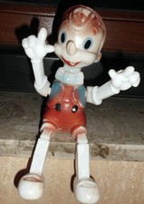  alter Buratino sitzend