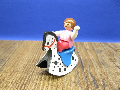 Baby mit schaukelpferd - schaukelpferd, figur