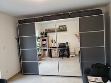 IKEA PAX Schrank in dunkelgrau mit Schiebetüren und Spiegel