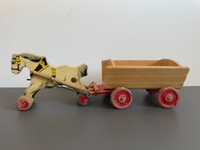 Holzpferd mit Leiterwagen aus