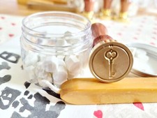 Alter Schlüsselsiegel Wachsstempel mit Holzgriff + Goldwachsstab und weißen Perlen