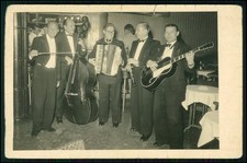 Foto AK Tanzkapelle Musiker Geige Kontrabass Akkordeon Klarinette Gitarre 1950er