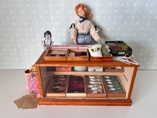 Puppenstube Ladentheke Taschen Handschuhe Schuhe Kurzwaren Miniatur Maßstab 1:12