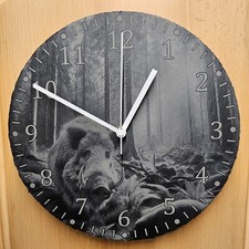 Wanduhr aus Schiefer mit einem Keiler Wildschwein