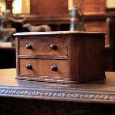 Antike rustikale Kiefer