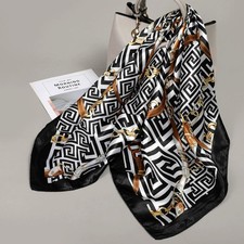 Braunes quadratisches Kopftuch