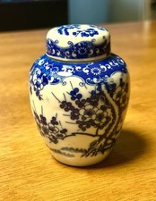 Japan Nippon Tokusei Porzellanvase – Blau-Weiß – mit Deckel – ca. 1950