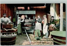 13975256 - Wiegen des Mostes der Auslese Weinpresse im Einsatz Rhein.