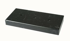 Schwarze Marmorsockel mit 3