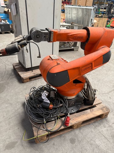 Roboter mit schaltschrank - roboter,