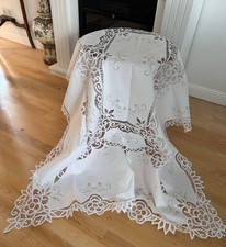 Vintage Tischdecke aus Europa Handarbeit mit Stickerei und Spitze 60-70 er J.