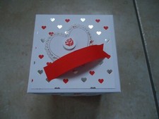 Hochzeit Geldgeschenkbox, rot/weiß/schwarz in 3D Optik mit Hochzeitstorte