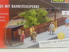 Bahnsteigsperre und Wartehaus