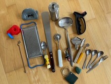 20 tlg. Küchen Helfer Besteck Reibe Teigrad Löffel Zitronenpresse Gemüseschäler