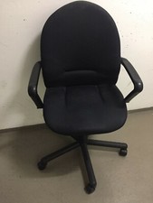 Vitra Schreibtisch-Bürodrehstuhl. Drehstuhl, Rosanna, Stoff schwarz mit Armlehne