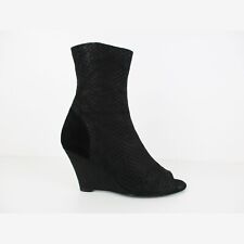 ATEMBERAUBENDE DAMEN AKNE