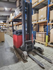 Schubmaststapler Linde 