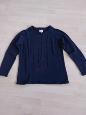 blauer Strickpullover von