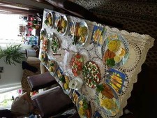 Ein sehr stabiler Esstisch mit sechs Schubladen. Er ist in sehr gutem Zustand.