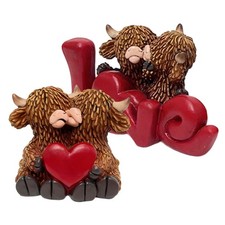 Hochlandkuh mit rotem Herz