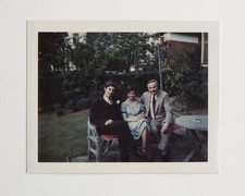 Eltern und Sohn, Gartenbank