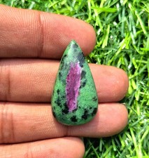 Schöner Rubin-Zoisit-Cabochon