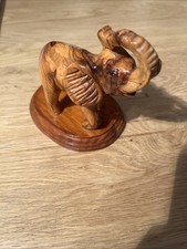 Elefant geschnitzt aus
