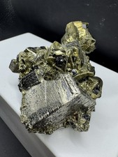Tiefgoldener pyrit mit - pyrit,