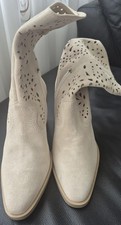 Cowboy Boots Beige Cut-Out