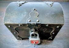 Kleine Schatztruhe aus Metall