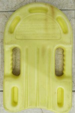 Schwimmbrett blaßgelb 43 cm lang mit zwei Griff-Aussparungen seitlich