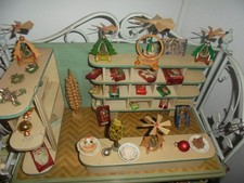 Kaufladen antik klein als Weihnachtsladen mit Weihnachtspyramiden